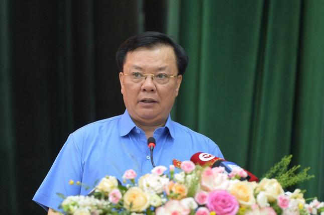 Bí thư Thành ủy Hà Nội, Trưởng đoàn đại biểu Quốc hội thành phố Hà Nội Đinh Tiến Dũng trả lời kiến nghị của cử tri tại buổi tiếp xúc