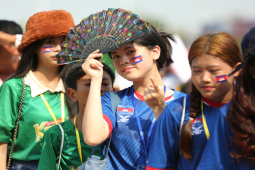 Dàn ”hot girl”, khán giả Campuchia nô nức dự khai mạc SEA Games 32, bất chấp nắng nóng