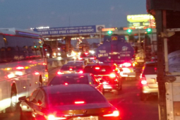 Tin tức trong ngày - Trạm thu phí "tê liệt", đường cao tốc TP HCM - Long Thành - Dầu Giây ùn tắc nghiêm trọng