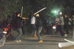 Pháp luật - 7 đối tượng gây án mạng vì ném chai thủy tinh vào nhóm người đi 10 xe máy