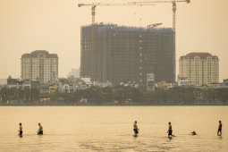 Tin tức trong ngày - Nắng nóng, người Hà Nội đổ xô ra Hồ Tây bơi giải nhiệt