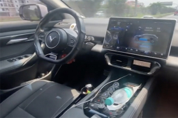 Tin tức ô tô - Xe VinFast VF8 không người lái chạy thử nghiệm trên đường phố Việt