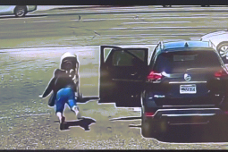 Phi thường - kỳ quặc - Video: Hốt hoảng khoảnh khắc xe đẩy em bé lao vào đường cao tốc