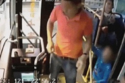 Bạn trẻ - Cuộc sống - Cha ẩu đả với tài xế xe buýt, con trai 5 tuổi có hành động bất ngờ