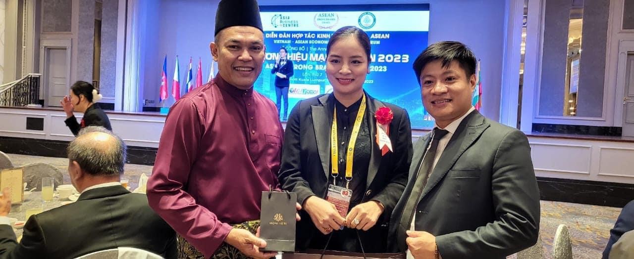 NTK Lan Anh gặp gỡ các chính khách cấp cao của Malaysia tại sự kiện