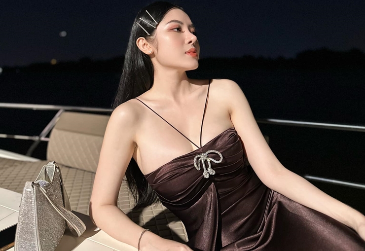 Quế Chi có làn da trắng mịn, mái tóc dài đen suôn mượt ấn tượng.