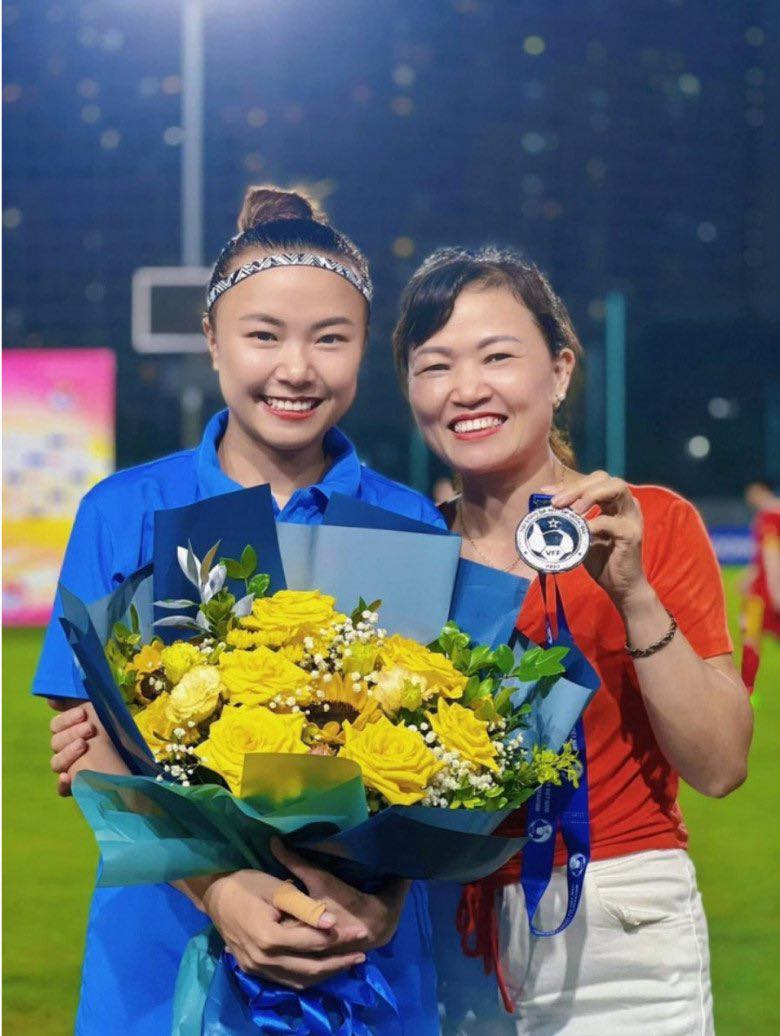 Thân hình siêu quyến rũ ngoài đời thực khác xa trên sân cỏ của nữ tuyển thủ Việt Nam - 1