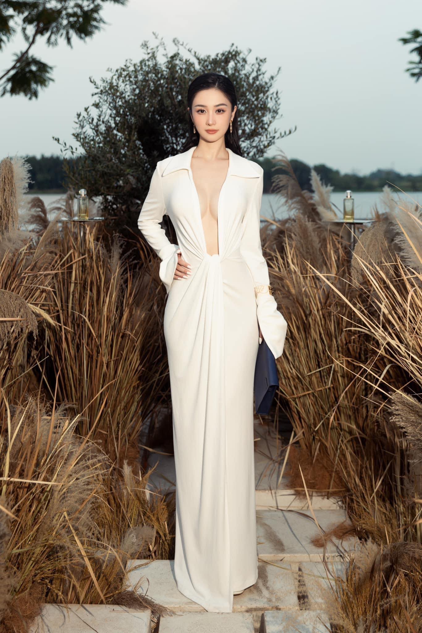 Để an toàn trong kiểu váy này, Jun Vũ phải sử dụng biện pháp an toàn để mép cổ váy không bị xô lệch.
