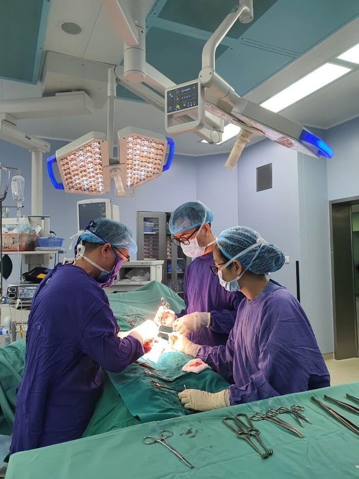 Bác sĩ phẫu thuật cho bệnh nhân.&nbsp;