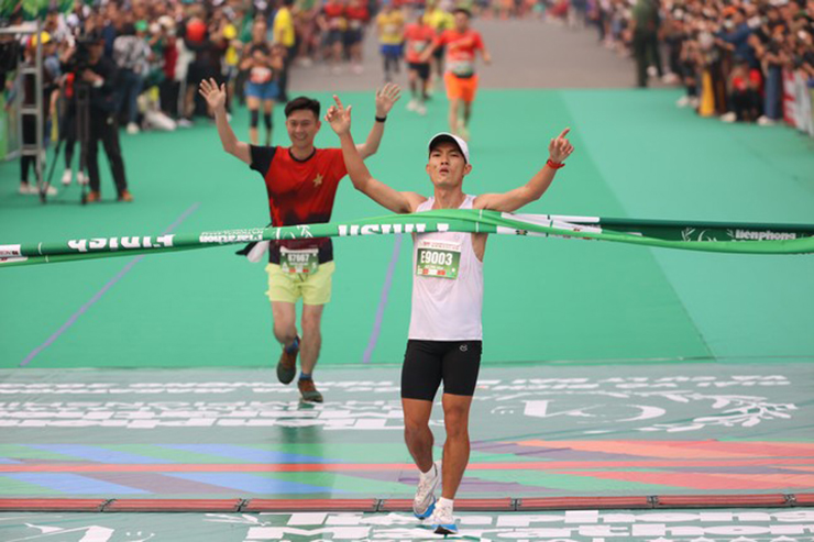 Hoàng Nguyên Thanh (áo trắng) là đương kim vô địch marathon SEA Games