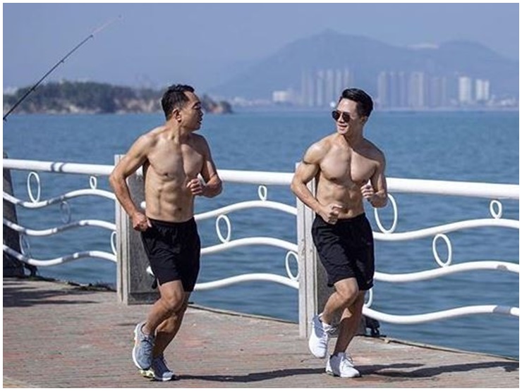 Hai cha con duy trì việc luyện tập.