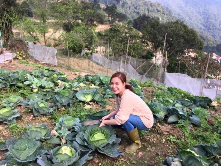 Midu, Hoàng Thùy Linh gây bất ngờ vì hình ảnh gái quê - 4