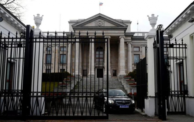 Tòa nhà đại sứ quán Nga ở thủ đô Warsaw (Ba Lan). Ảnh: REUTERS