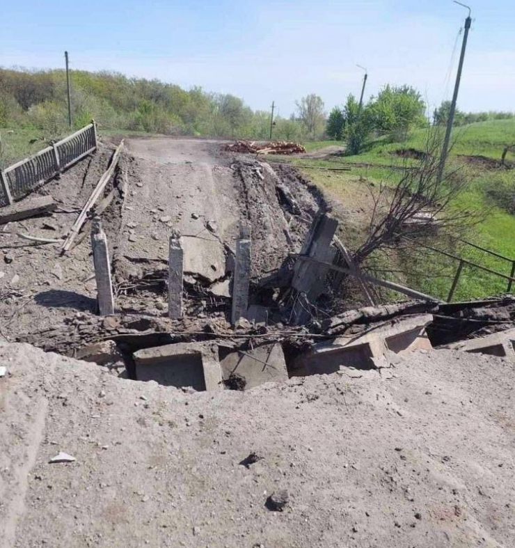 Cây cầu bị Nga đánh sập được coi là huyết mạch hậu cần của Kiev, nối thị trấn Chasov Yar với thành phố Bakhmut. Ảnh: Avia Pro News.