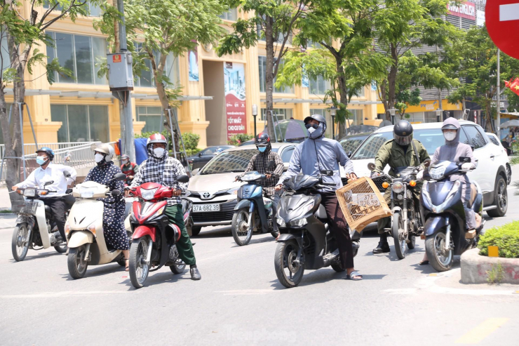 Từ khoảng 8h sáng 6/5, người dân đã bắt đầu cảm nhận mức độ gay gắt của đợt nắng này. Đi đường, người dân phải trang bị áo chống nắng, mũ, khẩu trang, găng tay để chống lại cái nắng bỏng rát.