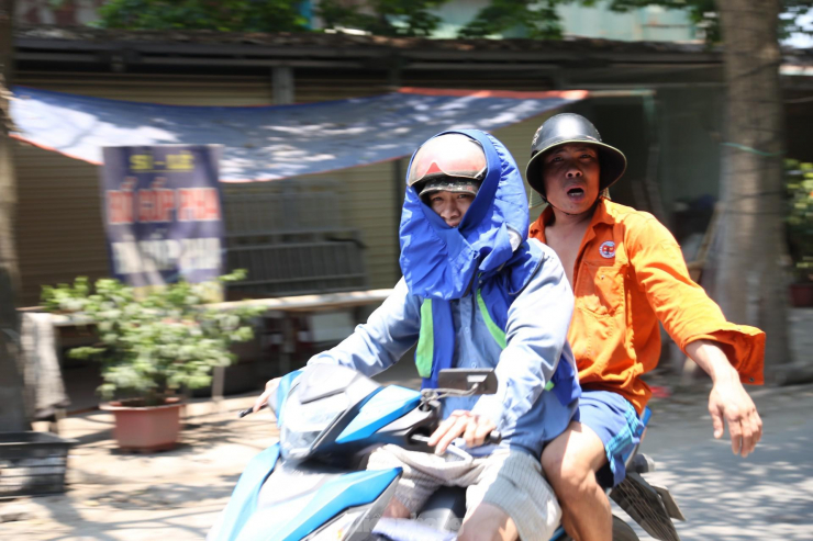 Từ khoảng 11h trưa, nhiệt độ ngoài trời đã vượt ngưỡng 40 độ C. Nắng đỉnh điểm đầu hè khiến người lao động nhanh chóng bị mất sức khi làm việc nặng ở bên ngoài.