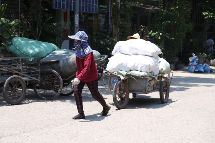 Người lao động gồng mình tìm mọi cách chống chọi với thời tiết khắc nghiệt.