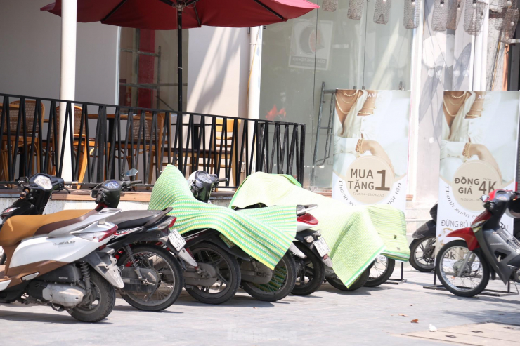 Dùng chiếu để chống nóng cho "ngựa sắt"