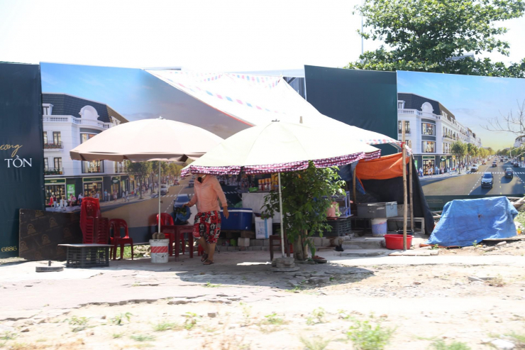 Quán nước ven đường cũng phải trang bị 2,3 ô dù, bạt chống nắng.