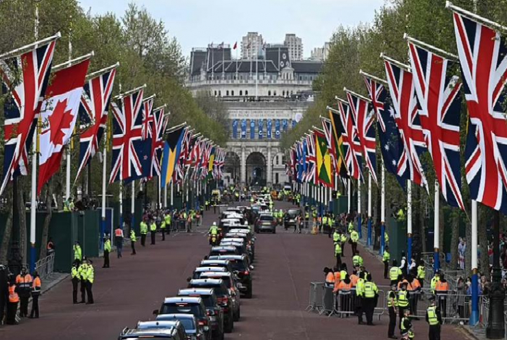 Đoàn xe khách mời, gồm các chính khách và nhiều gia đình hoàng gia thế giới trên đường tới Buckingham hôm 5/5.&nbsp;