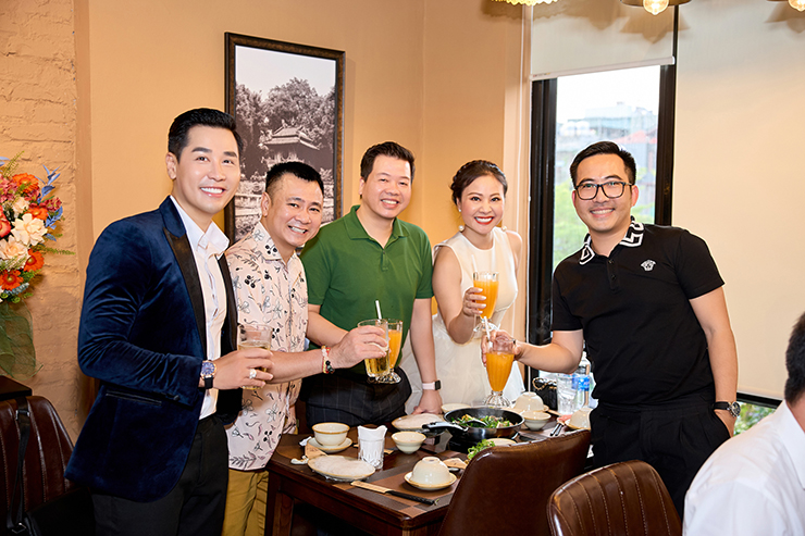 Dàn người đẹp VTV xúng xính váy áo chúc mừng MC Nguyên Khang khai trương cơ sở kinh doanh - 2