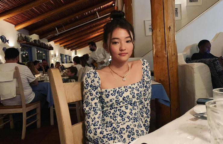 Những thiết kế váy hoa nhí không thể thiếu trong tủ đồ của Ella.
