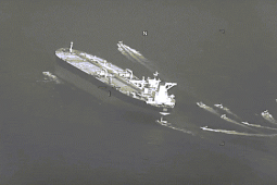 Cả chục xuồng tấn công nhanh Iran vây bắt tàu chở dầu ở Eo biển Hormuz