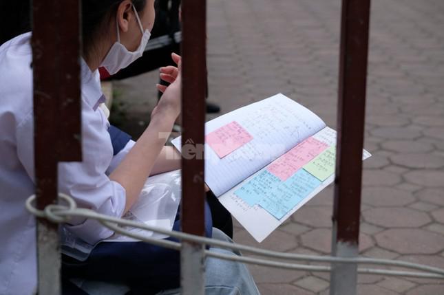 Tranh thủ ôn bài trước khi bước vào phòng thi