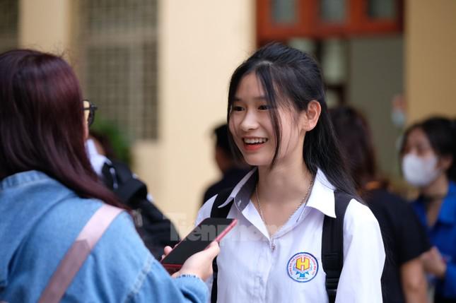 Hàng nghìn thí sinh đội nắng thi đánh giá năng lực xét tuyển vào khối trường sư phạm - 2