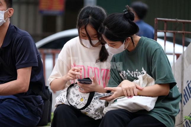 Hàng nghìn thí sinh đội nắng thi đánh giá năng lực xét tuyển vào khối trường sư phạm - 6