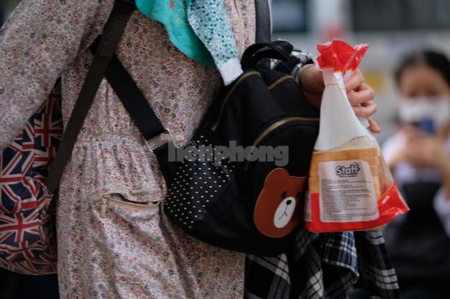 Đưa con đi thi, phụ huynh không quên chuẩn bị bữa sáng và giữa các ca thi cho con.