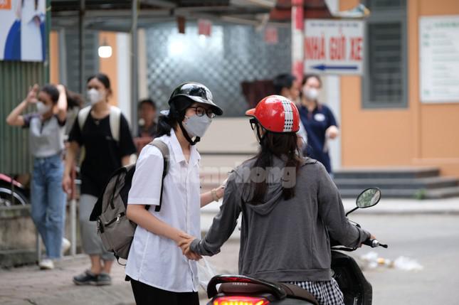 Không quên động viên sĩ tử trước khi bước vào phòng thi