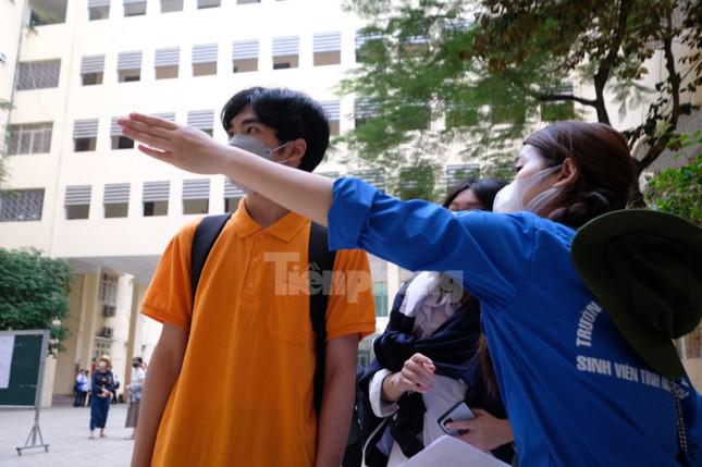 Hàng nghìn thí sinh đội nắng thi đánh giá năng lực xét tuyển vào khối trường sư phạm - 7