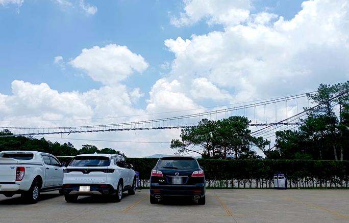 Vài năm nay, người dân và du khách khi ngang qua Khu du lịch Thung Lũng Tình Yêu (đường Mai Anh Đào, phường 8, TP Đà Lạt) của Công ty cổ phần du lịch Thành Thành Công Lâm Đồng (hay gọi là Công ty TTC Lâm Đồng) sẽ dễ dàng nhìn thấy hình ảnh một cây cầu chưa hoàn thiện vắt ngang qua danh lam thắng cảnh này.