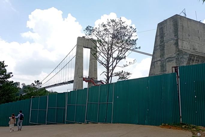 Vừa vào bên trong là bắt gặp một dãy tôn che chắn công trường với những khối trụ cầu đồ sộ bên trong.