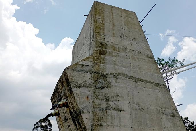 Do phơi mưa nắng lâu ngày, rong rêu đã xuất hiện nhiều trên các trụ cầu cùng một số vị trí thân cầu.