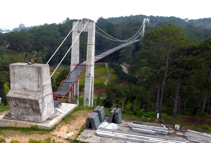 Vừa qua, Bộ Văn hóa - Thể Thao và Du lịch đã có văn bản thống nhất với UBND tỉnh Lâm Đồng về việc hoàn thiện để đưa vào sử dụng hạng mục cầu đáy kính trong Thung Lũng Tình Yêu. Bộ cũng đánh giá, công trình đi vào hoạt động sẽ góp phần nâng cao chất lượng sản phẩm du lịch của TP Đà Lạt, phát triển kinh tế - xã hội và nâng cao chất lượng cuộc sống nhân dân địa phương.