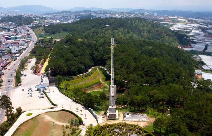 Đánh giá về cầu đáy kính, một du khách tham quan Thung Lũng Tình Yêu cho rằng công trình này khi hoàn thiện sẽ rất đẹp, là một sản phẩm du lịch mới, thu hút người dân và khách du lịch đến trải nghiệm công trình mới lạ. "Rất tiếc là cây cầu xây dựng không phép nên để dang dỡ thế này, nếu chủ đầu tư làm đúng quy định thì công trình có thể đã hoàn thiện để phục vụ du lịch rồi" - vị khách chia sẻ.