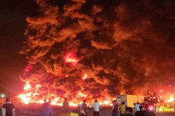 Cháy lớn thiêu rụi hàng triệu tấm phao xốp ở Vân Đồn