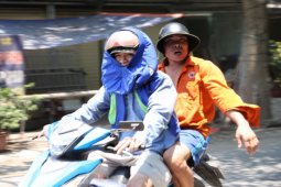 Tin tức trong ngày - Người dân gồng mình giữa "chảo lửa" bỏng rát 42 độ C