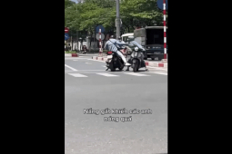 Xe máy - Xe đạp - Clip: Hai người đàn ông "xử nhau" giữa đường dưới trời nắng nóng
