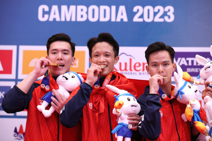 Hồng Phúc, Việt Anh, Minh Đức (từ trái qua) mang về cho karate Việt Nam HCV thứ hai tại SEA Games 32
