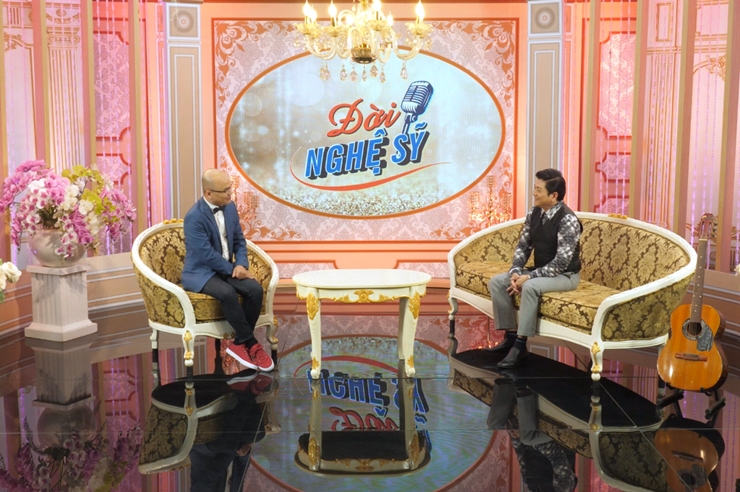 Mạnh Đình trò chuyện cùng MC Minh Đức.