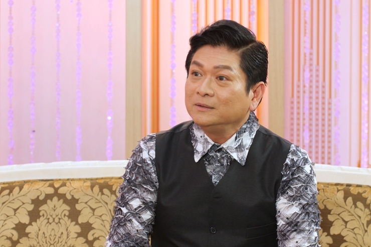 Ngay từ thuở nhỏ, Mạnh Đình đã biết đến âm nhạc và đam mê ca hát.