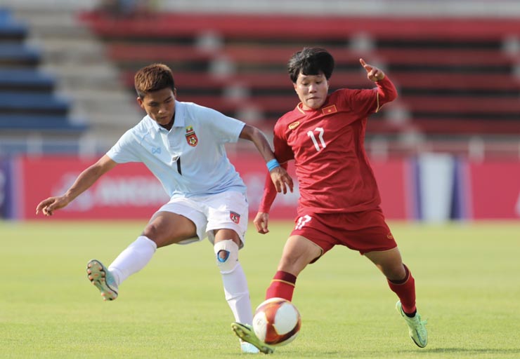 Trận đấu giữa nữ Việt Nam (áo đỏ) và nữ Myanmar diễn ra căng thẳng