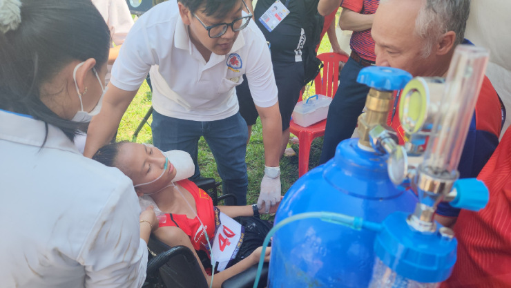 Nguyễn Thị Ninh kiệt sức sau khi về đích, phải thở oxy,&nbsp;nhưng cô&nbsp;từ chối lên xe cứu thương tới bệnh viện