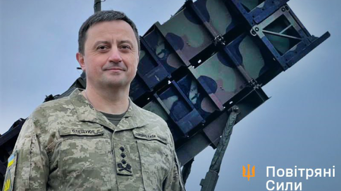 Tư lệnh không quân Ukraine đứng bên cạnh một hệ thống phòng không Patriot.