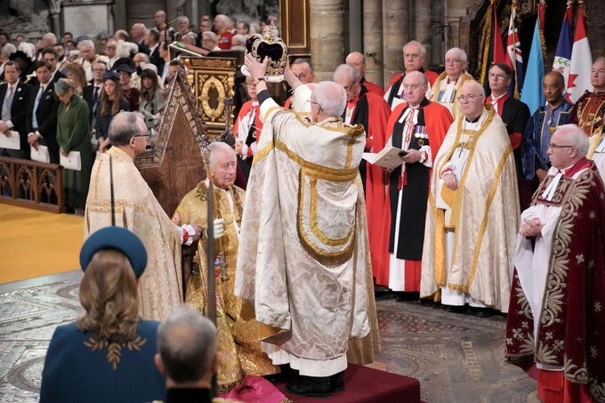 Vua Charles III được trao vương miện Thánh Edward (ảnh: Reuters)