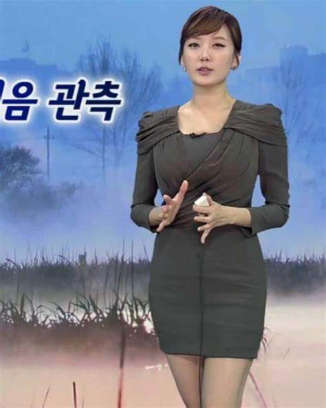 Váy ngắn của các nữ MC thời tiết Hàn Quốc từng gây tranh cãi trên diễn đàn MXH.
