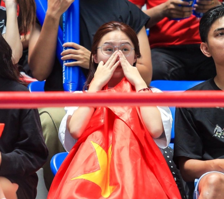 TikToker Thu Hà&nbsp;cổ vũ ĐT bóng rổ nữ Việt Nam